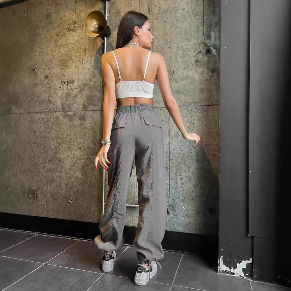 High-waisted elastic cargo pants for women with practical pockets Chic and Style