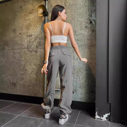 High-waisted elastic cargo pants for women with practical pockets Chic and Style