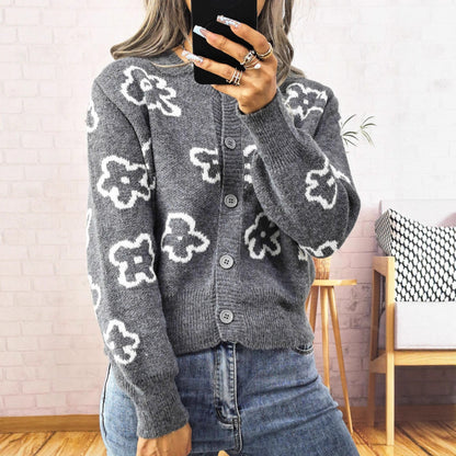 Women's comfortable cardigan with floral pattern and button closure. Chic and stylish.