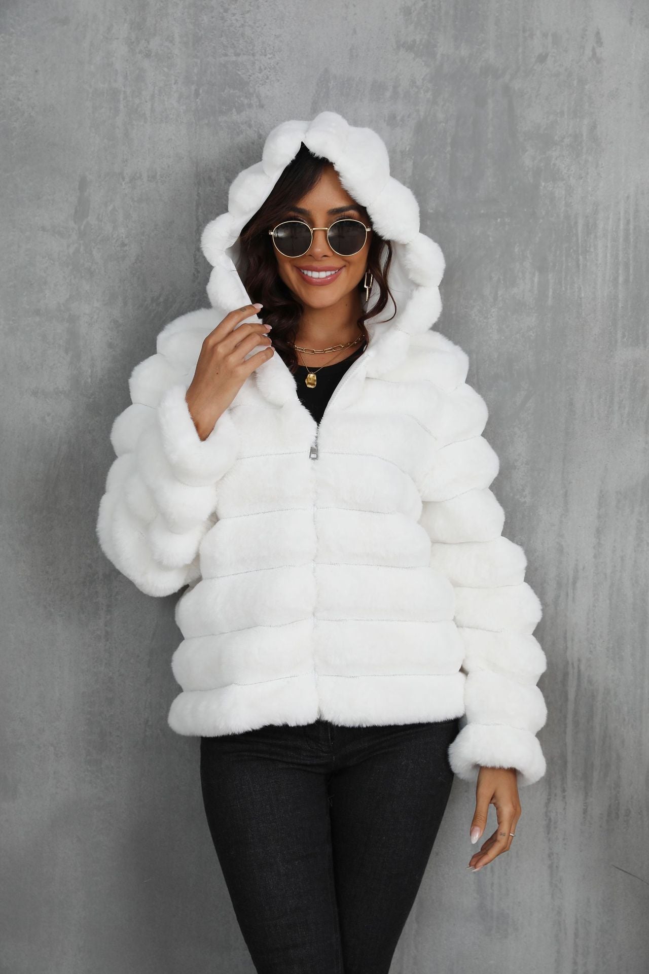 Veste à capuche pour femmes en fausse fourrure avec motif texturé Chic und Stil