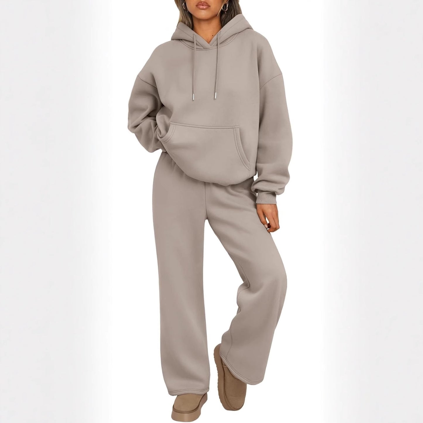 Luxurious hoodie for women with a loose fit and comfortable jogger pants Chic and Style
