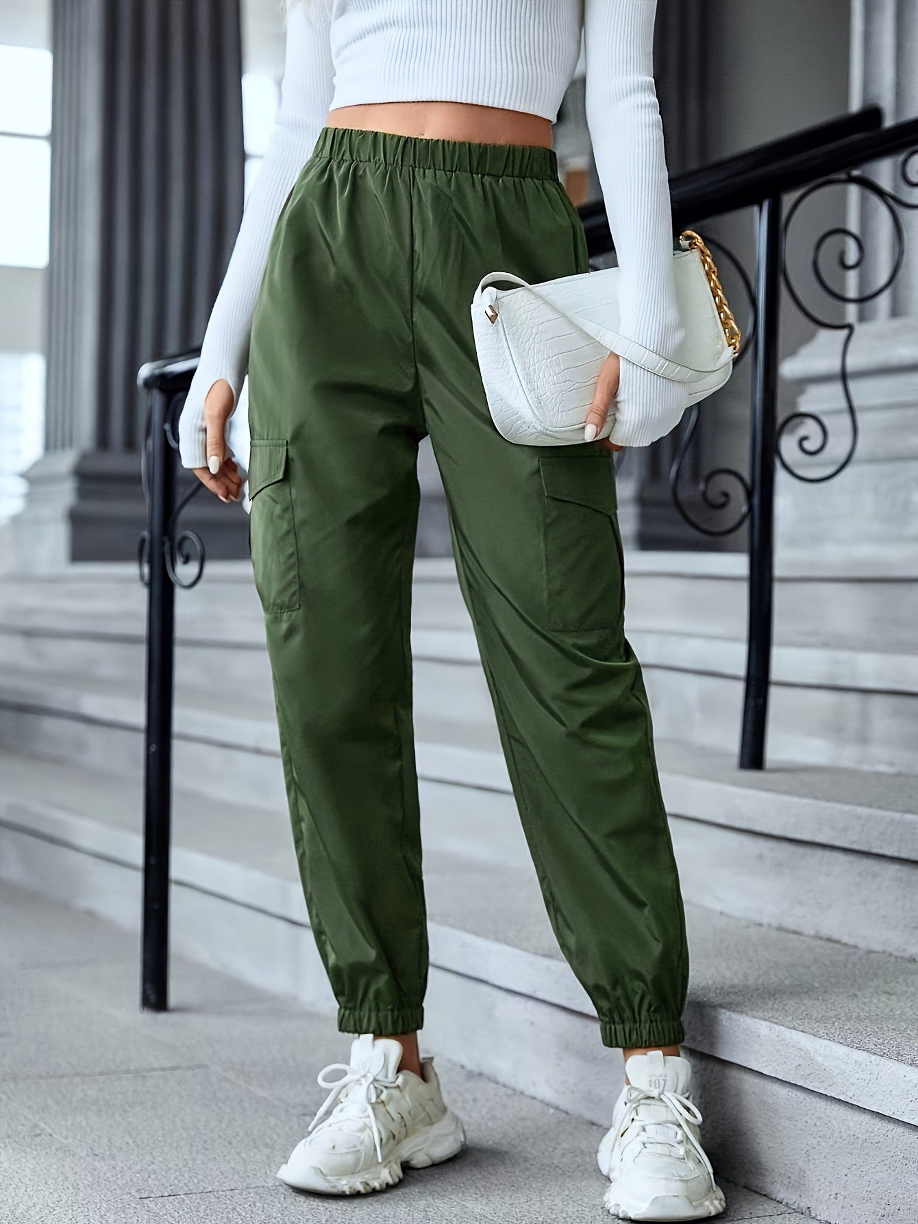 High-waisted cargo pants for women with practical side pockets Chic and Style