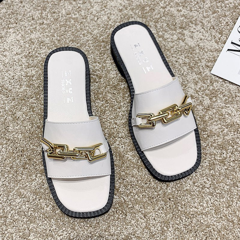 Chères pantoufles élégantes avec accessoire chaîne décoratif Chic und Stil