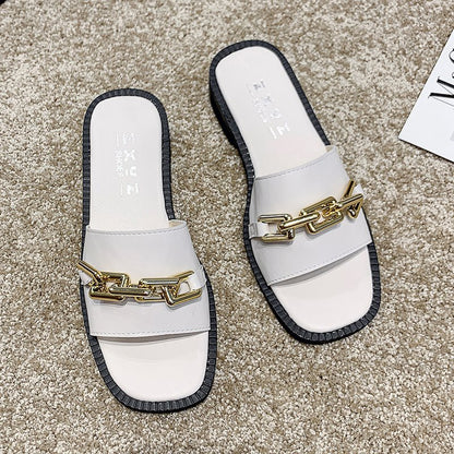 Chères pantoufles élégantes avec accessoire chaîne décoratif Chic und Stil