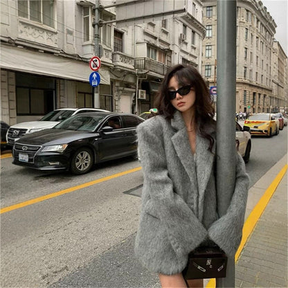 Blazer élégant pour femmes avec douce fourrure et détails décoratifs en boutons Chic und Stil