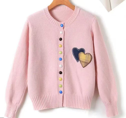 Cardigan pour femmes avec des appliqués en forme de cœur et des détails de boutons colorés Chic und Stil
