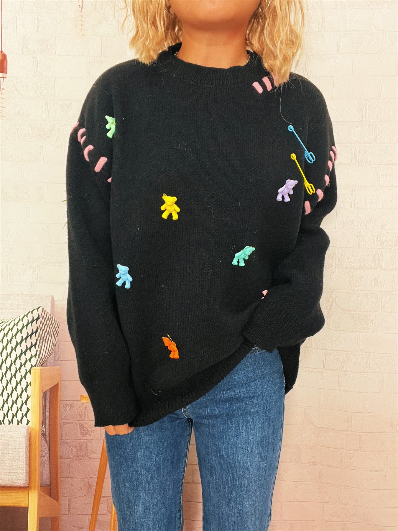 Pull femme avec motif de ours ludique et appliqués décoratifs Chic und Stil
