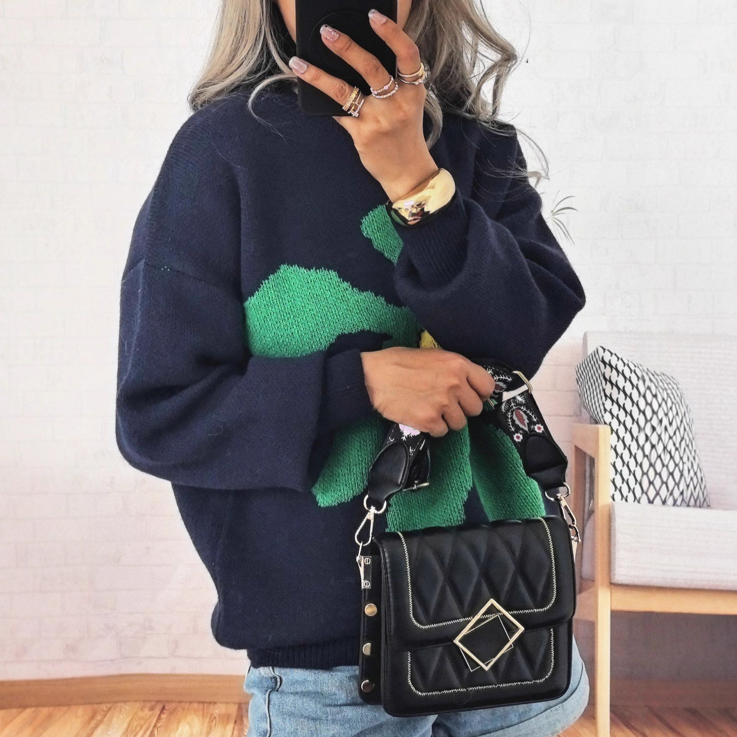 Pull femme avec motif floral saisissant et coupe décontractée Chic und Stil