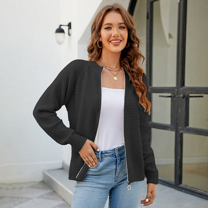 Veste en tricot pour femmes avec un motif gaufré moderne et des poches zippées pratiques Chic und Stil