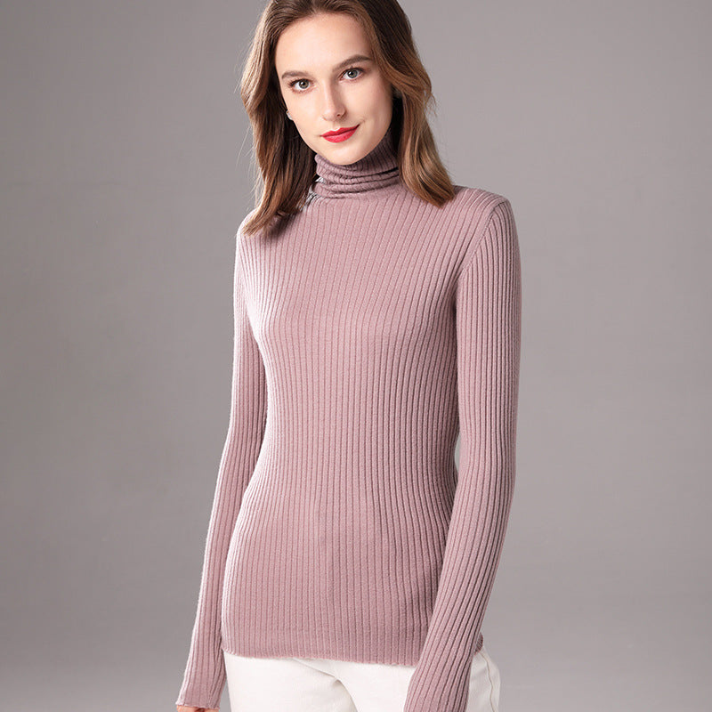 Pull à col roulé pour femmes avec une fine texture côtelée et une coupe ajustée Chic und Still