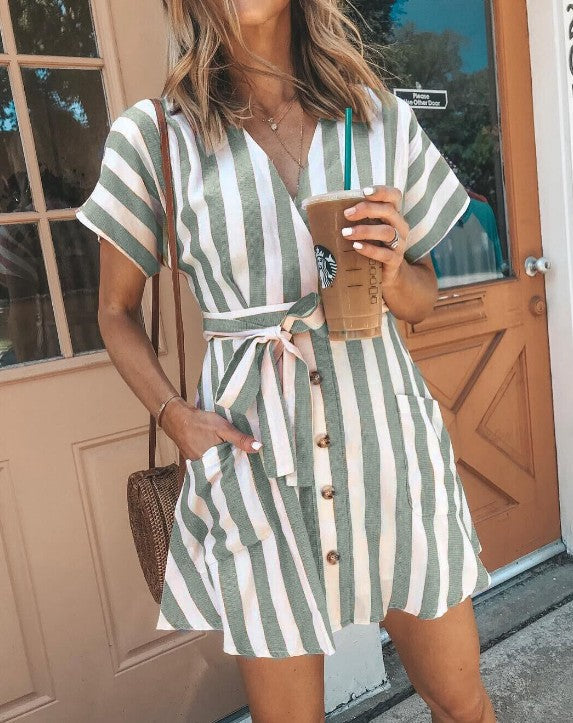 Robes portefeuille pour femmes au look rayé moderne avec boutonnière pratique et ceinture à la taille Chic und Stil