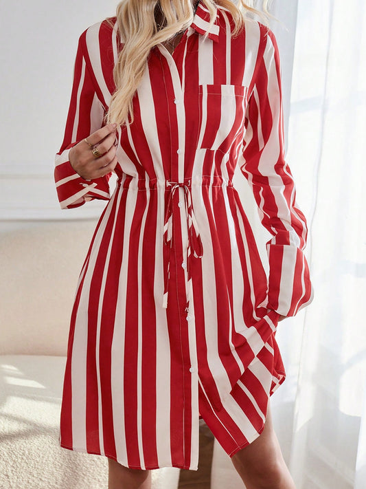 Robe chemise pour femmes avec cordon ajustable à la taille et design rayé Chic und Stil