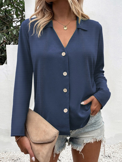 Blouse féminine tendance avec décolleté en V et détails de boutons Chic und Stil