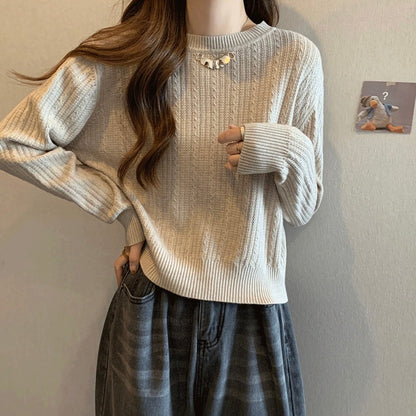 Pull en tricot ample pour femme avec une fine structure à côtes et une élégante décoration de col Chic und Stil