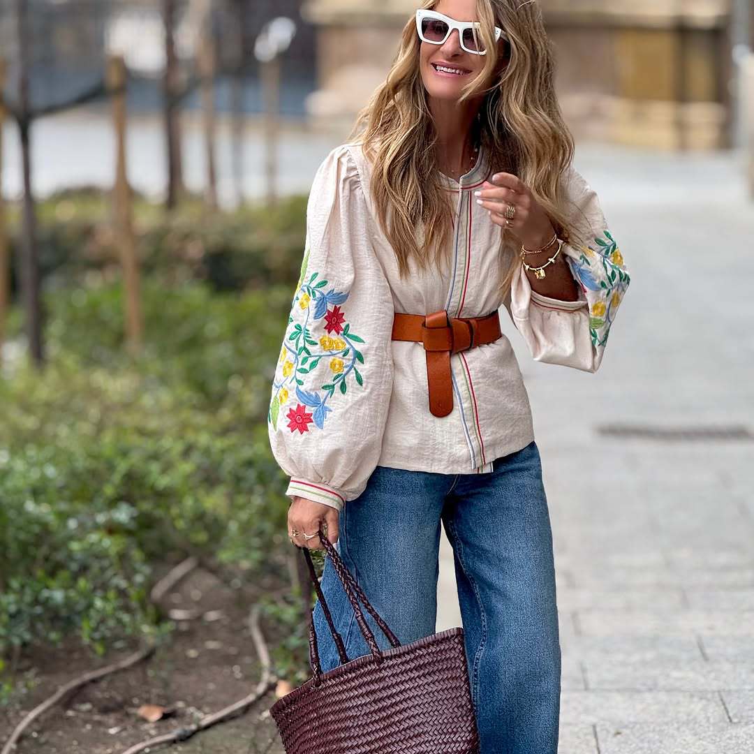 Chemisier tendance pour femmes avec broderies florales et ceinture à la taille Chic und Stil