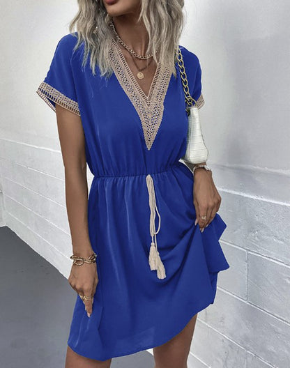 Robe de loisirs pour femmes avec décolleté en V et détails décoratifs Chic und Stil