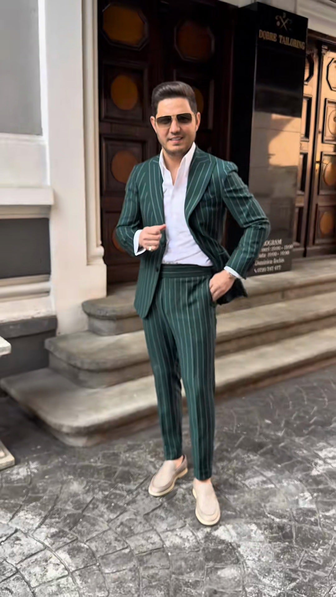 Costume élégant pour hommes avec double boutonnière et rayures à la mode Chic und Stil