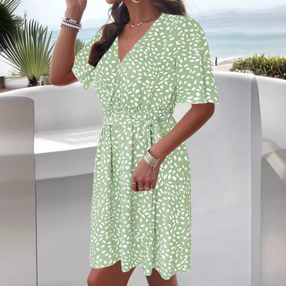 Robe enveloppante pour femmes avec des motifs floraux et une coupe flatteuse Chic und Stil