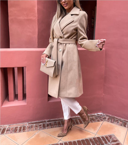 Women Elegant Trench Coat with a fitted cut and practical pockets Chic and Style