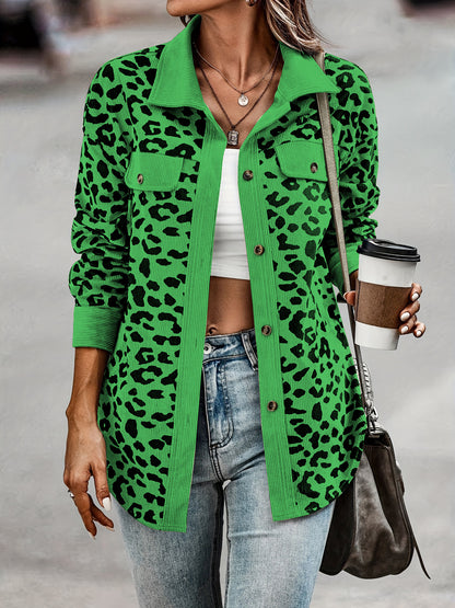 Veste pour femmes en motif léopard avec tissu structuré et poches pratiques Chic und Stil