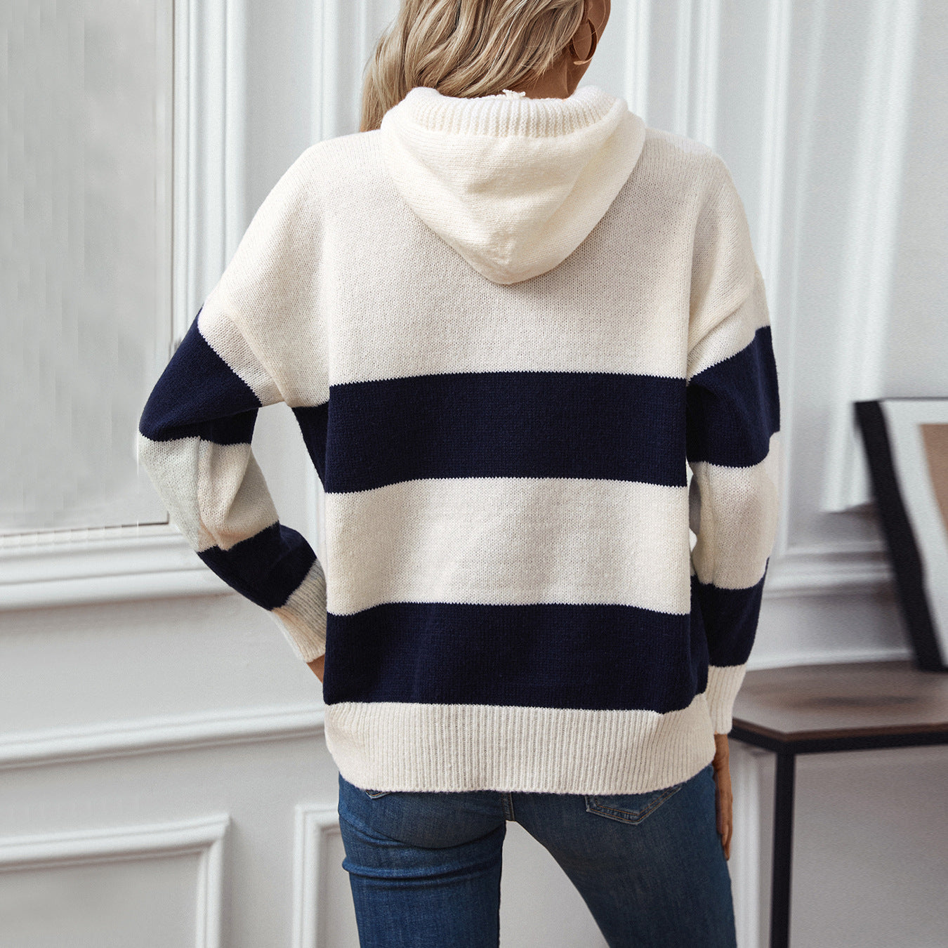 Sweat à capuche pour femmes avec de larges rayures et un matériau doux Chic und Stil
