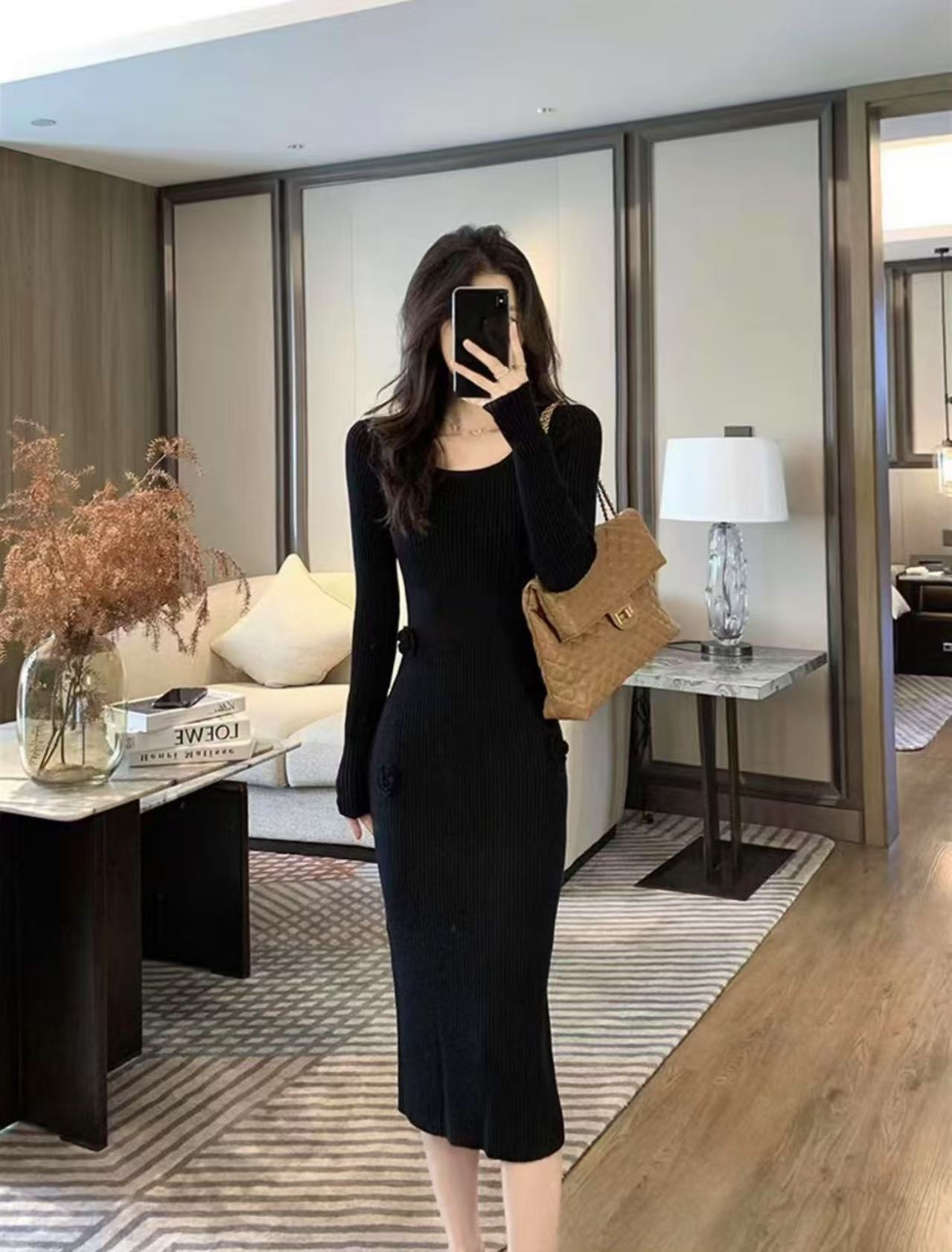 Robe maxi en tricot pour femmes avec des boutons décoratifs et une silhouette cintrée Chic und Stil