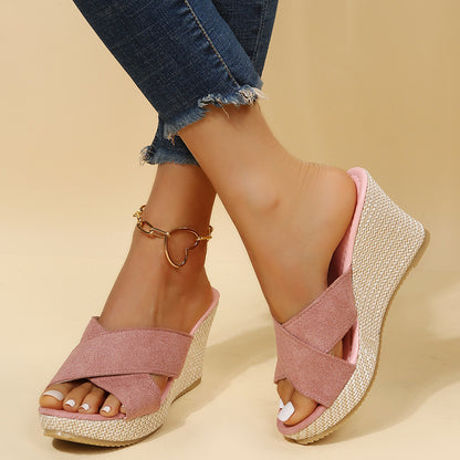 Sandales compensées pour femmes avec une élégante bande croisée et un coussin de pied léger Chic und Stil