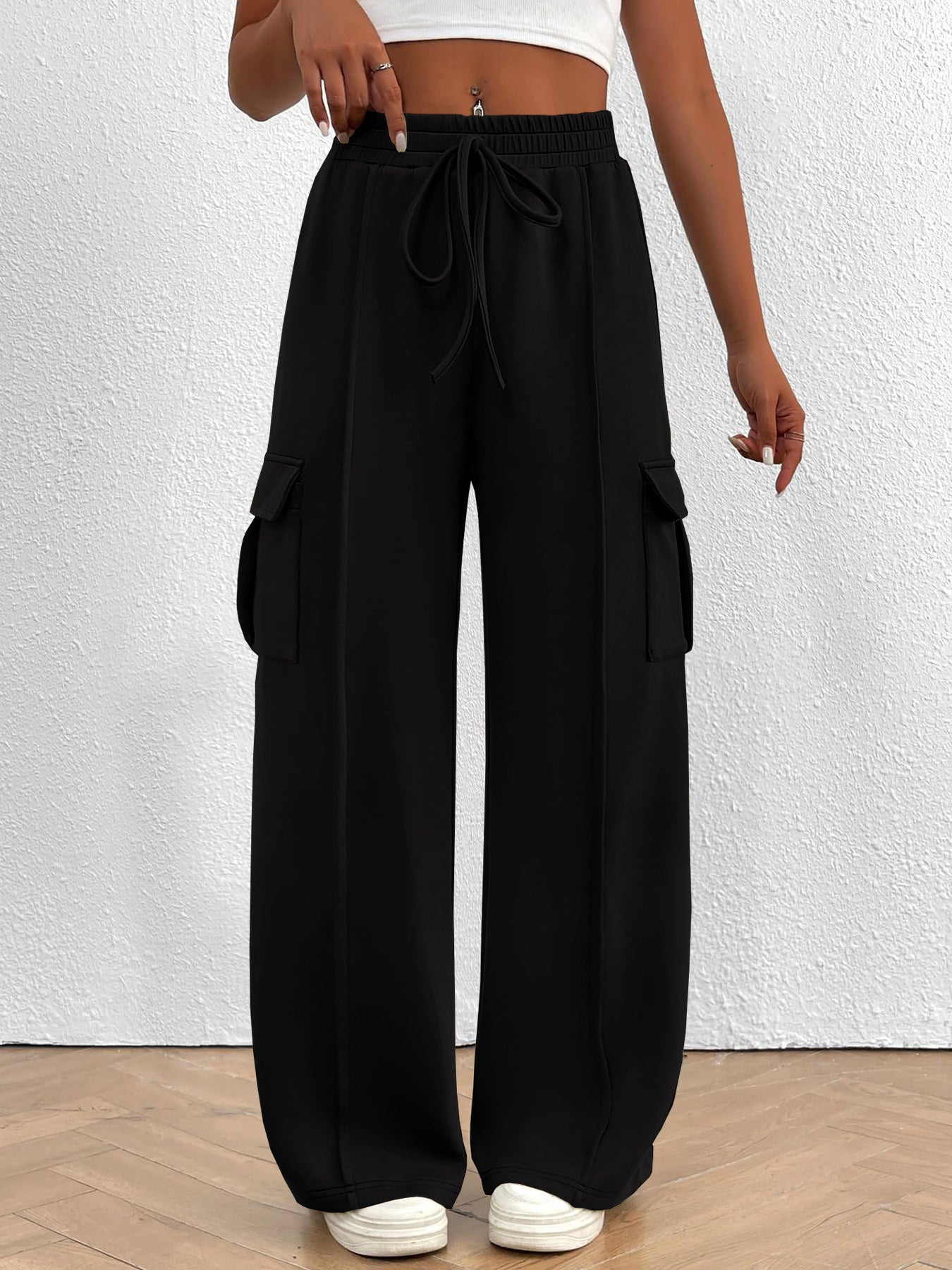 Wide cargo pants for women with elastic waist and practical pockets Chic und Stil