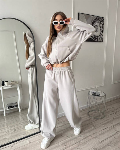 Short sports jacket set for women and casual jogger pants Chic und Stil