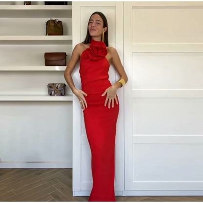 Robe maxi femme avec un col halter ludique et un élégant nœud. Chic und Stil
