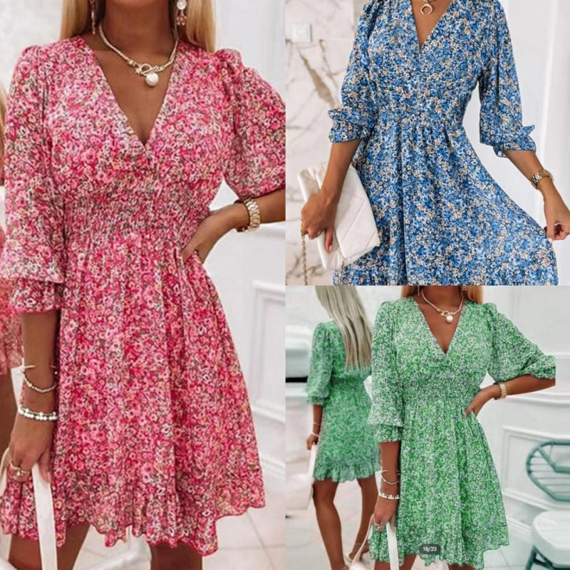 Robe mini à fleurs à décolleté en V pour femmes avec taille froncée Chic und Stil