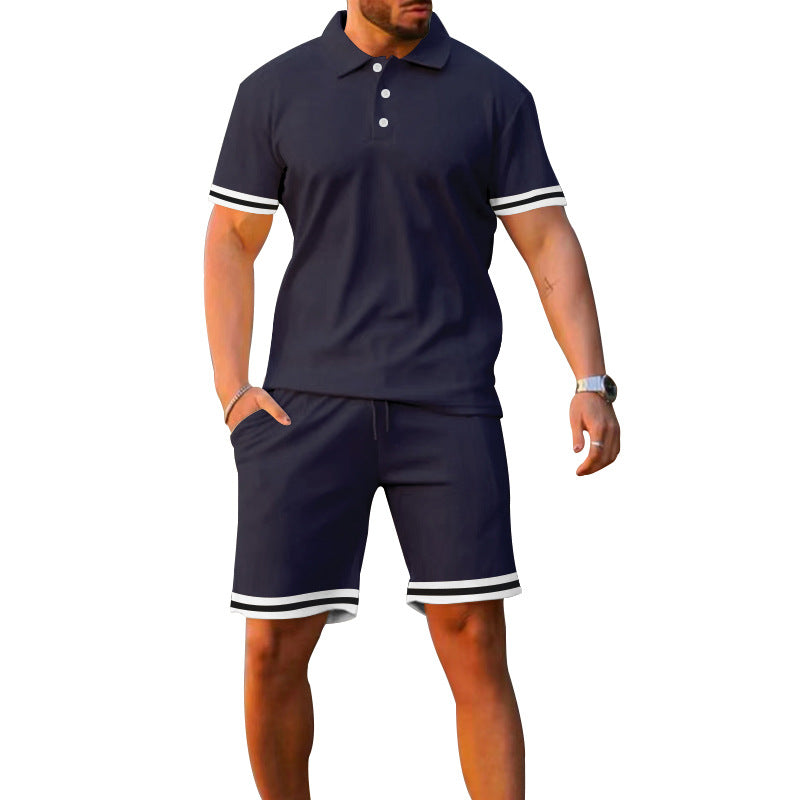Ensemble polo et shorts sportif pour hommes avec bandes contrastées Chic und Stil