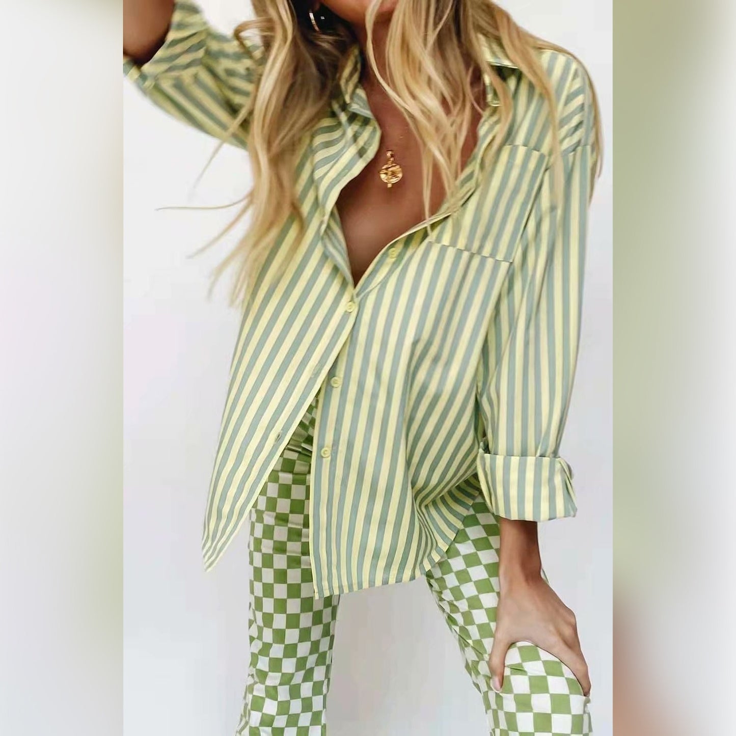 Chemise élégante pour dames avec un fin motif rayé et une poche poitrine pratique Chic und Stil
