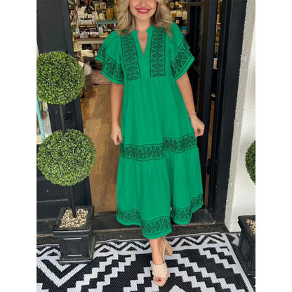 Robe maxi femme avec des détails de broderie raffinés et une coupe évasée Chic und Stil