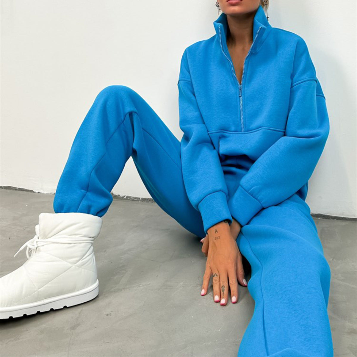 Ensemble de loisirs stylé pour femmes avec un pull à col montant et un jogging ample Chic und Stil