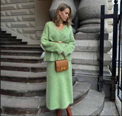 Robe tricotée pour femmes avec décolleté en V profond et matériau mohair doux Chic und Stil