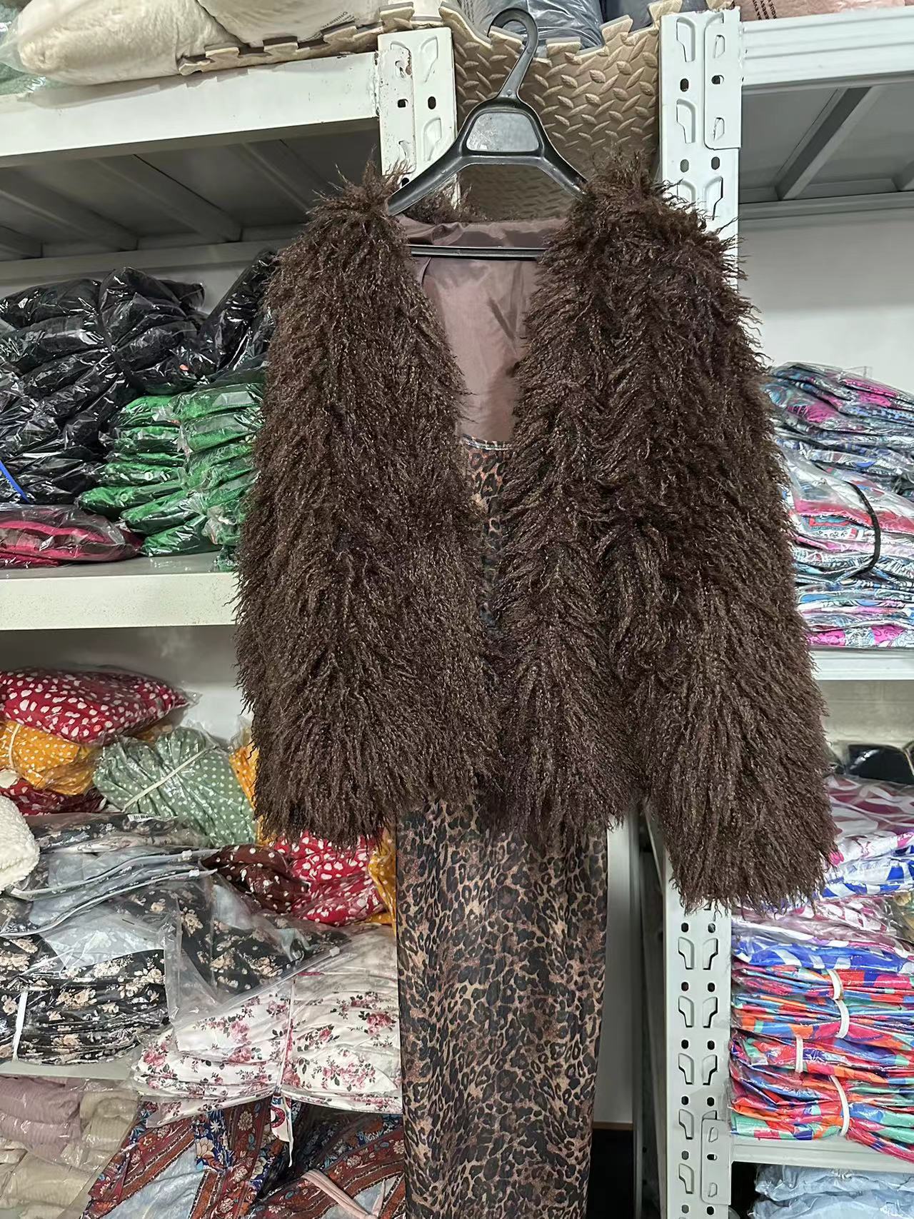 Dames Gilet en fausse fourrure luxueuse avec une coupe à la mode et un design volumineux Chic und Stil