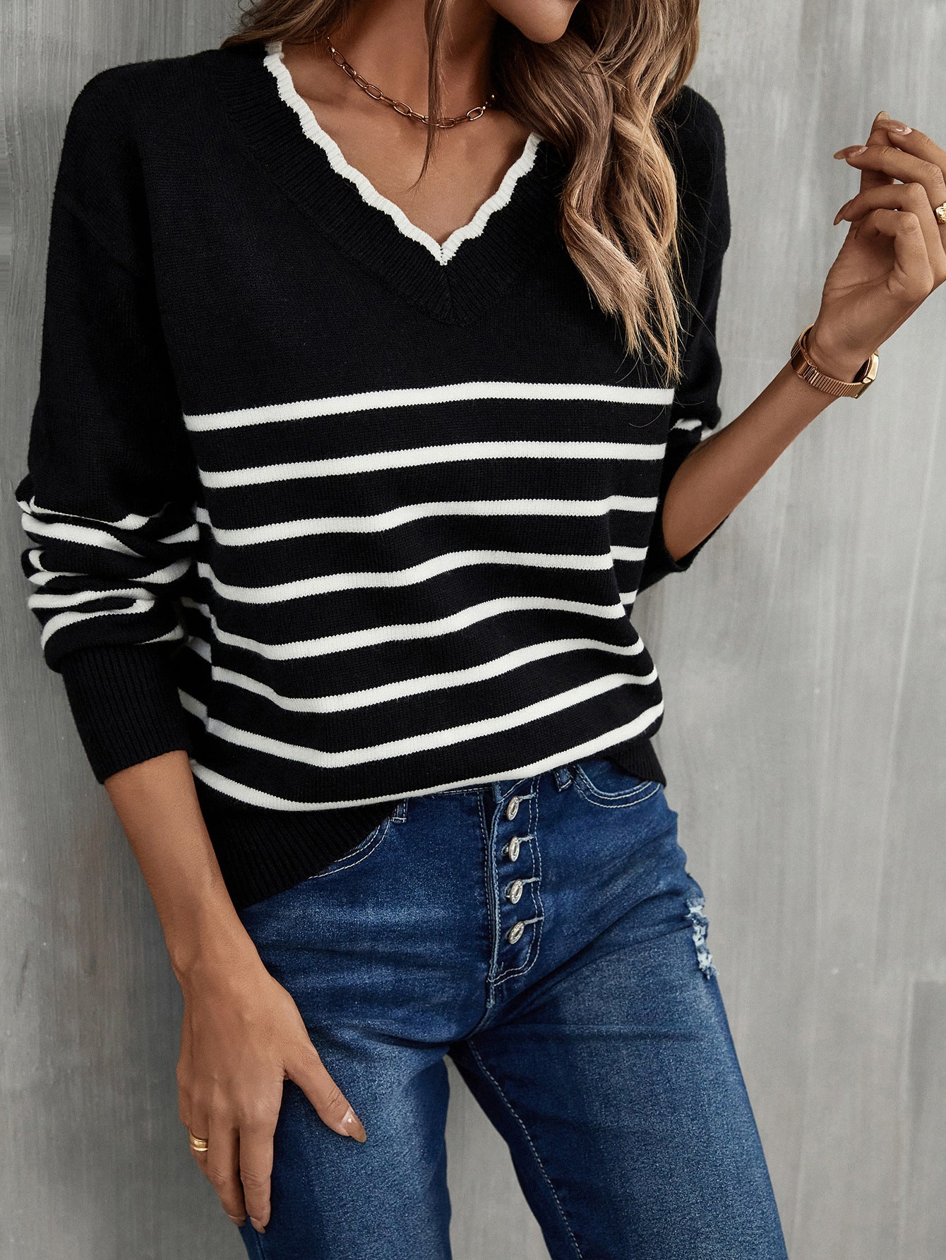Ladies trendy V-neck knitted pullover with wide stripes Chic und Stil