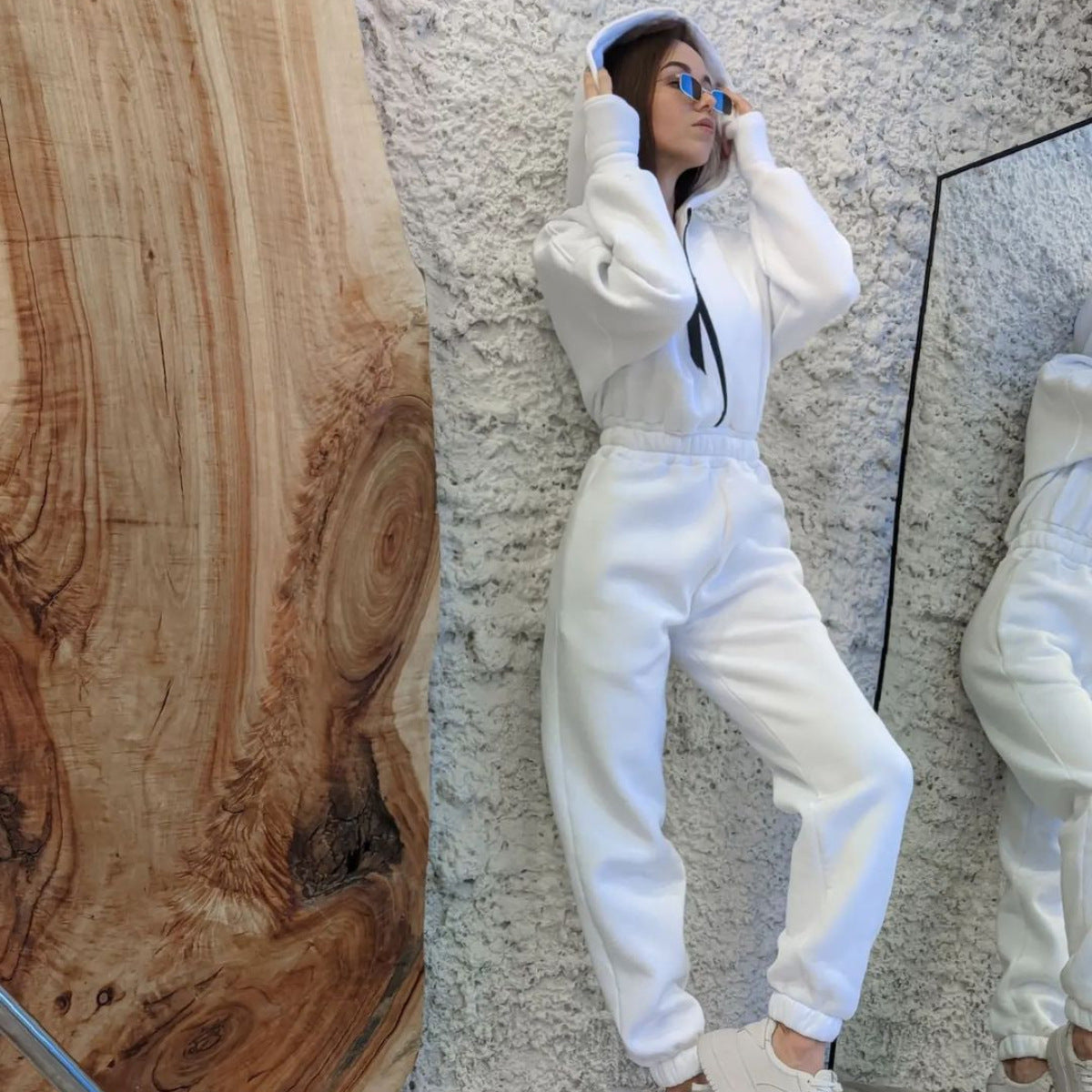 Women’s comfortable hooded jumpsuit with elastic waist and full zip Chic und Stil