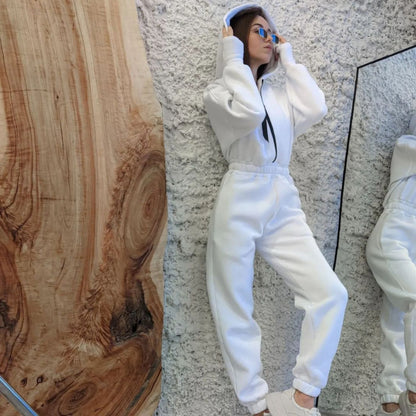 Women’s comfortable hooded jumpsuit with elastic waist and full zip Chic und Stil