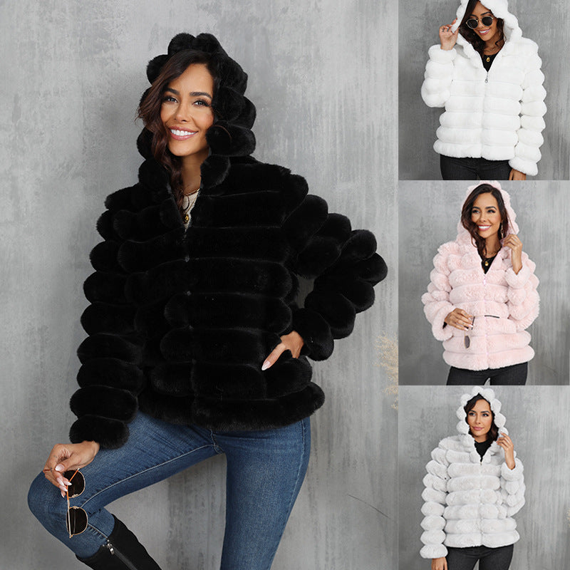 Veste à capuche pour femmes en fausse fourrure avec motif texturé Chic und Stil