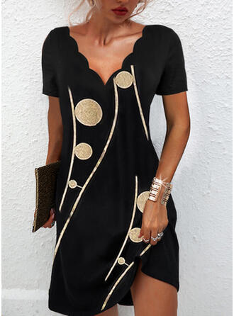 Robe mini femme à la mode avec décolleté en vagues élégant et décor artistique Chic und Stil