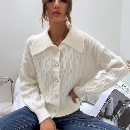 Dames gros pull-over avec un élégant motif en torsades et des boutons perles Chic und Stil