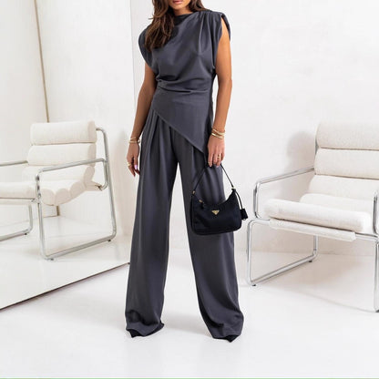 Combinaison pour femmes élégamment coupée avec un design asymétrique et une jambe large Chic und Stil