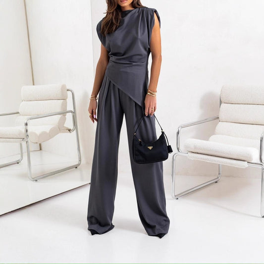 Combinaison pour femmes élégamment coupée avec un design asymétrique et une jambe large Chic und Stil