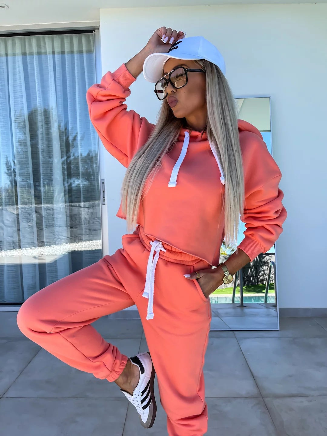 Cropped hoodie set and jogger pants for ladies with elastic waist and drawstring Chic and Style