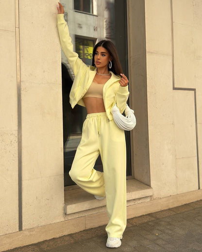 Women's sports leisure set with a trendy cropped hoodie and chic wide-leg pants.