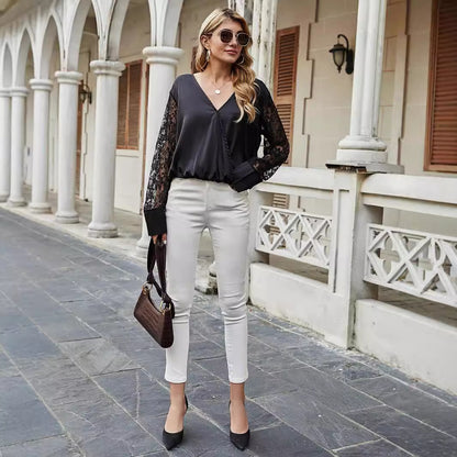 Chemisier pour femmes avec des manches en dentelle et un élégant décolleté en V Chic und Stil