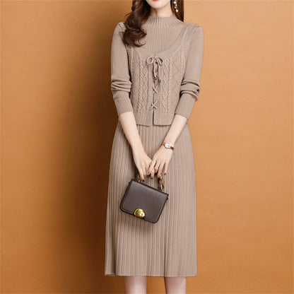 Robe tricot élégante pour femmes avec col haut et design de tresses décoratif Chic und Stil