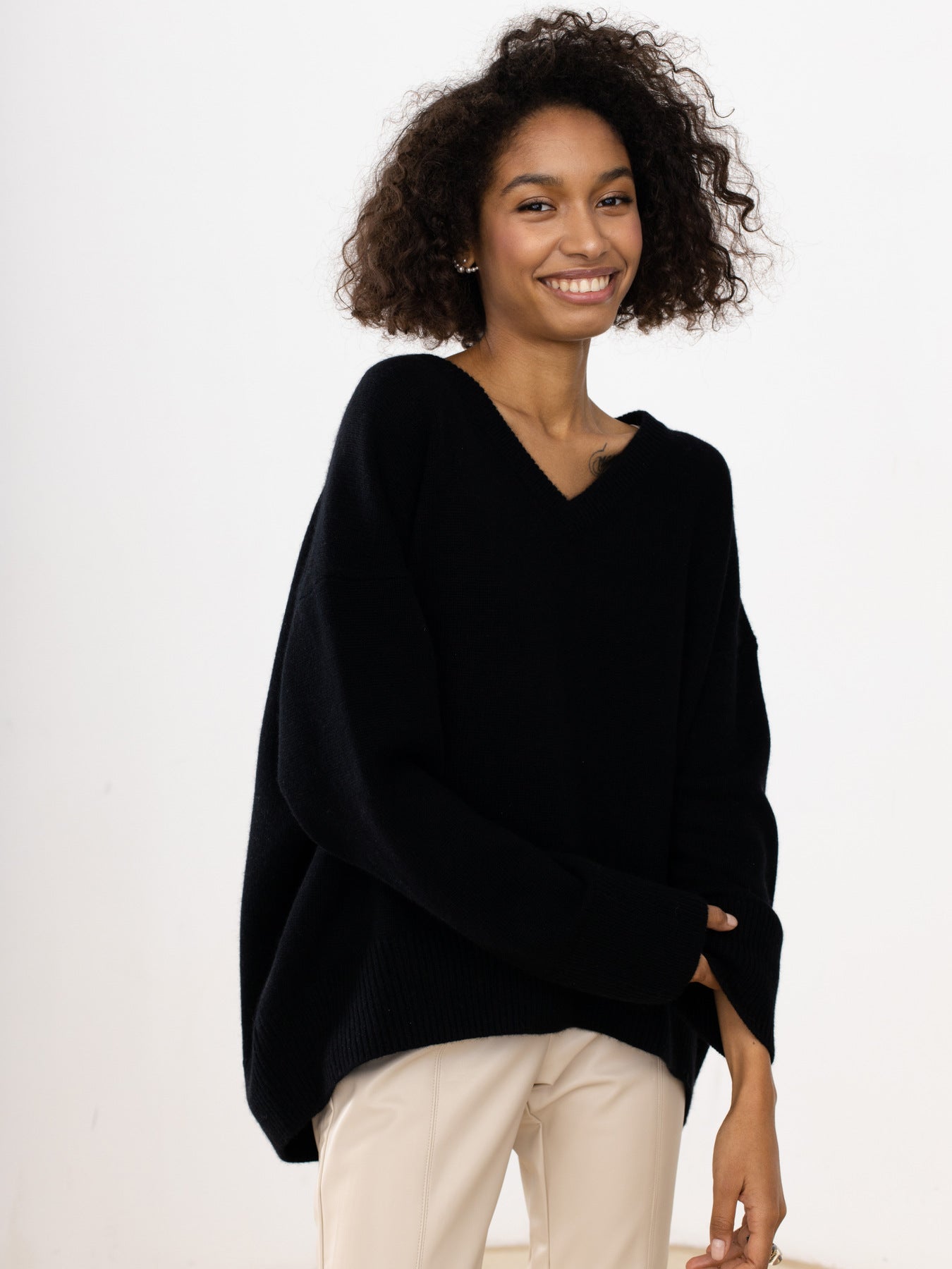 Pull en viscose pour femmes avec encolure en V profonde et larges bords Chic und Stil